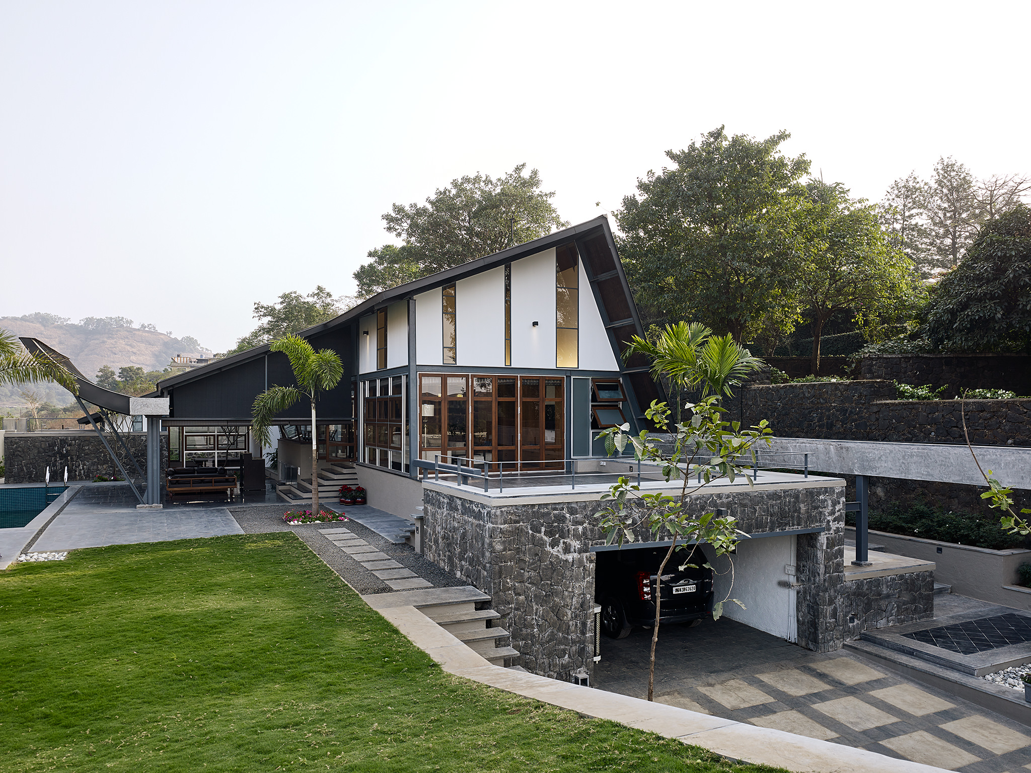 Opolis Architects, roof-house in Khandala